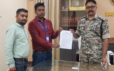 मतदाता सूची का विशेष गहन पुनरीक्षण अभियान ,बीएलओ ने आईजी सहित कलेक्टर एवं एसपी को गणना पत्रक प्रदान कर किया दस्तावेज संकलित–