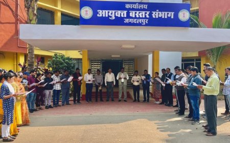 संविधान दिवस पर कमिश्नर श्री डोमन सिंह सहित अधिकारियों और कर्मचारियों ने किया संविधान वाचन