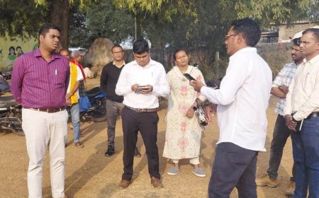 कलेक्टर श्री हरिस एस ने लोहंडीगुड़ा क्षेत्र के मतदाताओं से सीधा संवाद कर परखी पुनरीक्षण की गुणवत्ता