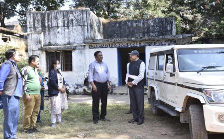 कमिश्नर बस्तर श्री डोमन सिंह ने जिला पशु चिकित्सालय जगदलपुर का किया आकस्मिक निरीक्षण