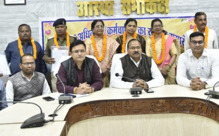 आठ सेवानिवृत्त शासकीय सेवकों को दी गई आत्मीय विदाई   ,कलेक्टर के निर्देश पर त्वरित मिला पेंशन-ग्रेच्युटी आदेश