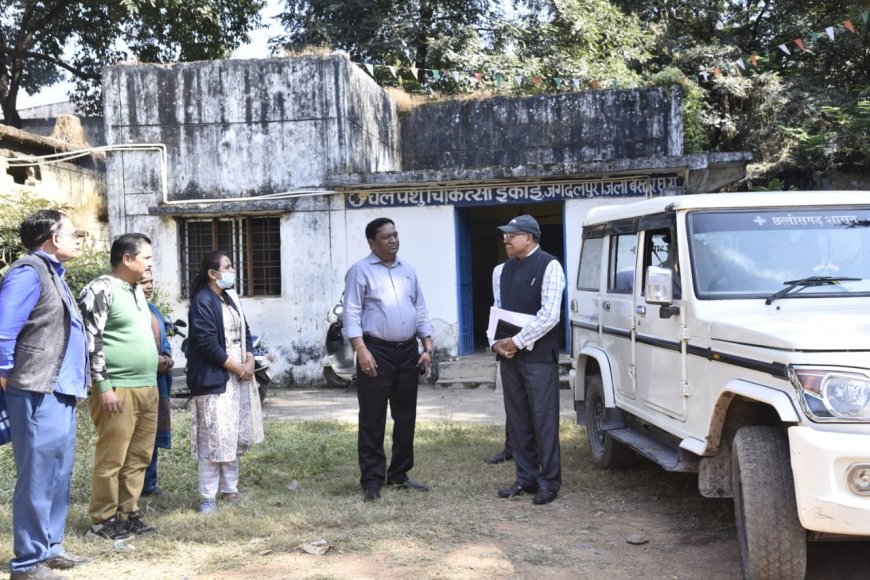 कमिश्नर बस्तर श्री डोमन सिंह ने जिला पशु चिकित्सालय जगदलपुर का किया आकस्मिक निरीक्षण
