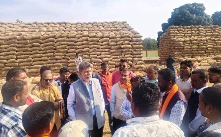 विधायक श्री किरण देव ने जामावाड़ा धान खरीदी केंद्र में किसानों से चर्चा कर देखी व्यवस्था