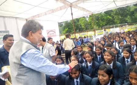 विधायक श्री किरण देव ने 160 छात्राओं को बांटी साइकिल –बच्चों के साथ किया न्यौता भोज