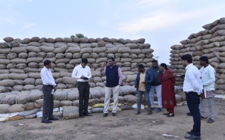 कमिश्नर बस्तर श्री डोमन सिंह ने बस्तर ब्लॉक के सघन भ्रमण में धान खरीदी केन्द्र चोकर का किया निरीक्षण