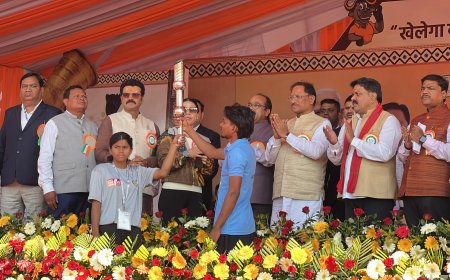 नियद नेल्ला नार गांव पूवर्ती के खिलाड़ी विजय डोडी और ओरछा सलोनी की बने मशालवाहक