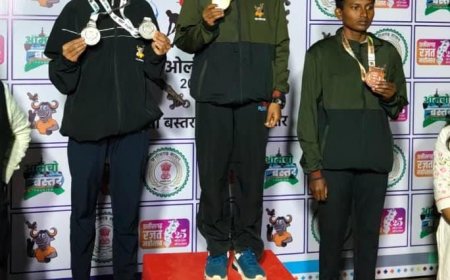 बस्तर ओलंपिक 2025 में दंतेवाड़ा की ऐतिहासिक सफलता — एथलेटिक्स में 4 गोल्ड सहित कबड्डी, वॉलीबॉल, फुटबॉल, हॉकी, खो-खो, कराटे और बैडमिंटन में कुल 15 पदक हासिल