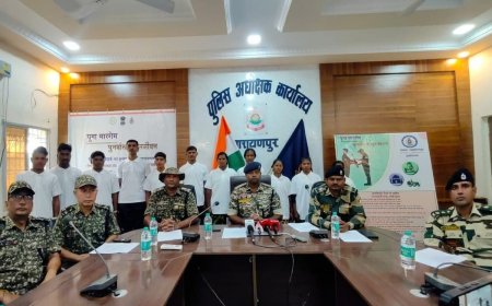 नारायणपुर पुलिस को बड़ी सफलता  पुलिस अधीक्षक के समक्ष 11 नक्सलियों ने किया आत्मसमर्पण