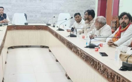 निर्वाचक नामावली विशेष गहन पुनरीक्षण को लेकर राजनीतिक दलों की बैठक