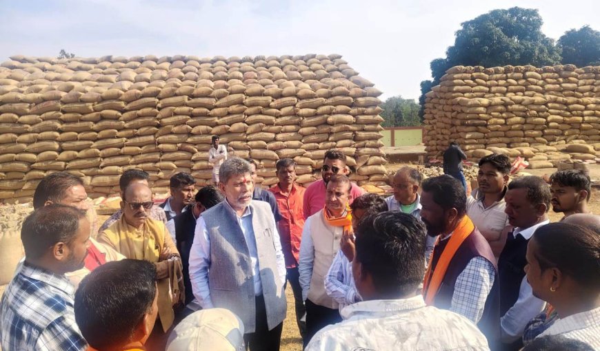 विधायक श्री किरण देव ने जामावाड़ा धान खरीदी केंद्र में किसानों से चर्चा कर देखी व्यवस्था