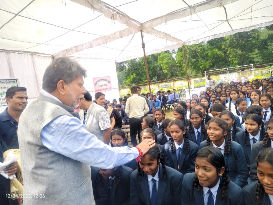 विधायक श्री किरण देव ने 160 छात्राओं को बांटी साइकिल –बच्चों के साथ किया न्यौता भोज