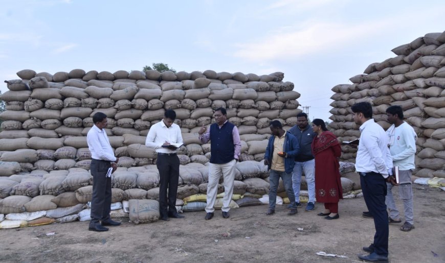 कमिश्नर बस्तर श्री डोमन सिंह ने बस्तर ब्लॉक के सघन भ्रमण में धान खरीदी केन्द्र चोकर का किया निरीक्षण