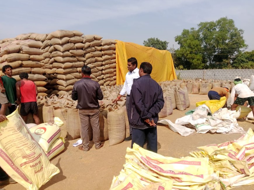 कलेक्टर श्री हरिस एस ने किया सान देवड़ा धान संग्रहण केंद्र का औचक निरीक्षण