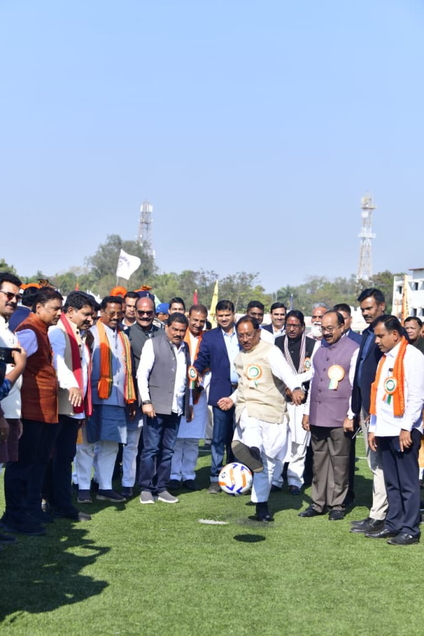 मुख्यमंत्री श्री विष्णु देव साय ने फुटबॉल में कीक मार कर बस्तर ओलंपिक 2025 के संभाग स्तरीय प्रतियोगिता का उद्घाटन किया