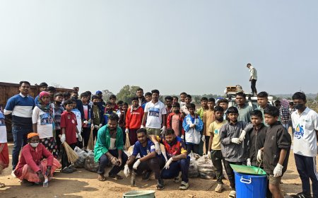 चित्रकोट जलप्रपात में प्रशासनिक चुप्पी पर सवाल,— सरपंच की पहल से ग्रामीणों ने संभाली सफाई