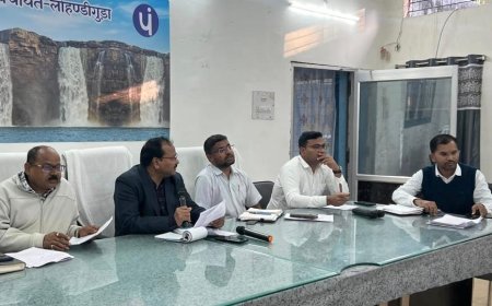 लोहंडीगुड़ा में हुई जन चौपाल, अपर कलेक्टर ने की विस्तृत समीक्षा*  *शिक्षा-स्वास्थ्य, पेयजल-बिजली इत्यादि मूलभूत सुविधाओं की उपलब्धता पर जोर