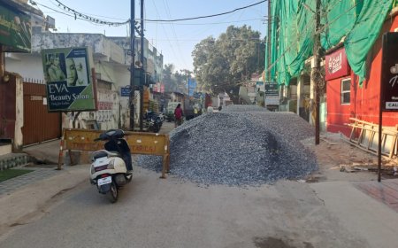 सड़क पर मलबा फैलाना और नाली जाम करना पड़ा भारी , बंसल क्लीनिक पर नगर निगम ने ठोका 10 हजार रुपए का जुर्माना