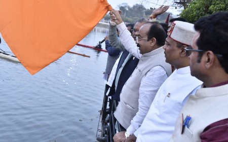 उप मुख्यमंत्री श्री अरुण साव ने दिखाई नौका दौड़ को हरी झंडी, प्रतिभागियों ने दिखाया दम