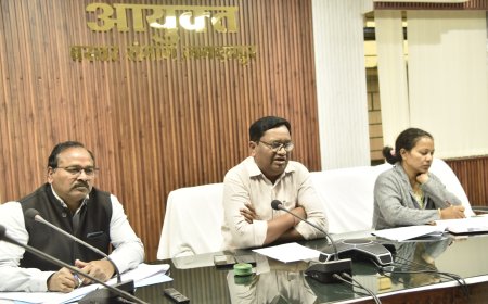 राजस्व  के सभी प्रकरणों का रिकार्ड रखे दुरुस्त- कमिश्नर श्री डोमन सिंह