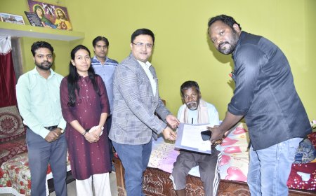 प्रशासन की मर्मस्पर्शी पहल: लकवाग्रस्त कर्मी समारोह में नहीं आ सके, तो घर पहुंचकर सौंपा गया पेंशन आदेश