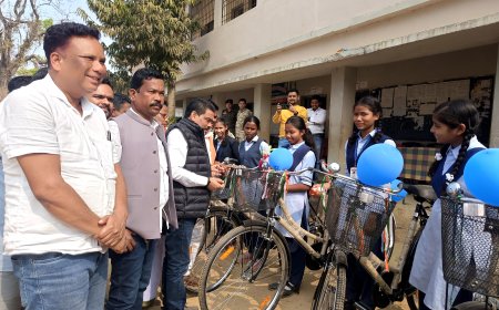 सरस्वती सायकल वितरण योजना के तहत कुकानार विद्यालय में 17 छात्राओं को मिली सायकल, विधायक विनायक गोयल ने दी उज्ज्वल भविष्य की शुभकामनाएं