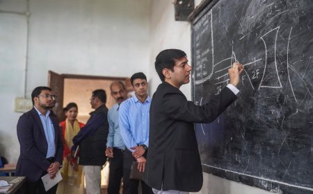 बस्तर कलेक्टर बने 'शिक्षक': घाटलोहंगा स्कूल के औचक निरीक्षण में बच्चों को समझाया उत्तल और अवतल लेंस का विज्ञान