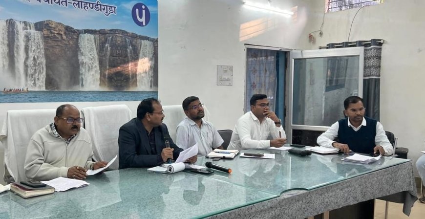 लोहंडीगुड़ा में हुई जन चौपाल, अपर कलेक्टर ने की विस्तृत समीक्षा*  *शिक्षा-स्वास्थ्य, पेयजल-बिजली इत्यादि मूलभूत सुविधाओं की उपलब्धता पर जोर