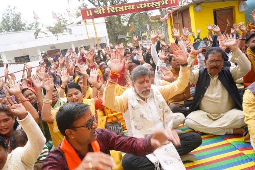 भाजपा प्रदेश अध्यक्ष किरण सिंह देव ने महादेव घाट शिवमंदिर में कार्यकर्ताओं के साथ किया जलाभिषेक, ओंकार मंत्र का 101 सामूहिक जाप किया