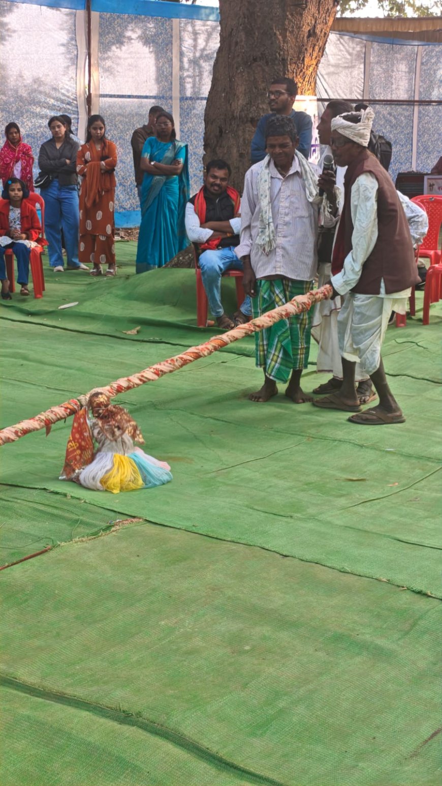 लोक कला की मिशाल-छोटे आरापुर के 60 वर्षीय चमरा, बांस की लकड़ी पर नचाते हैं पुतली