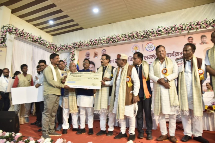 श्री दिनेश कश्यप और श्री श्रीनिवास मिश्रा ने किया पदभार ग्रहण , संभाग स्तरीय किसान सम्मेलन में सहकारिता विभाग के कैलेंडर का किया गया विमोचन