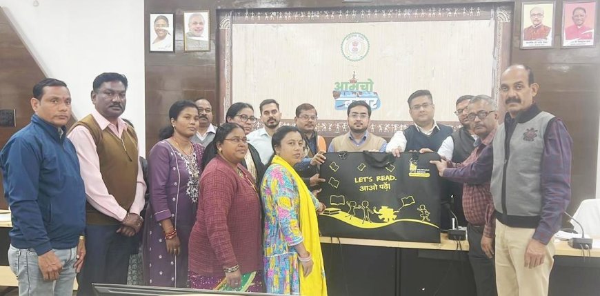 बस्तर में शिक्षा की नई अलख , पढ़ेसे बस्तर अभियान से बच्चों को मिल रही मिनी लाइब्रेरी की सौगात