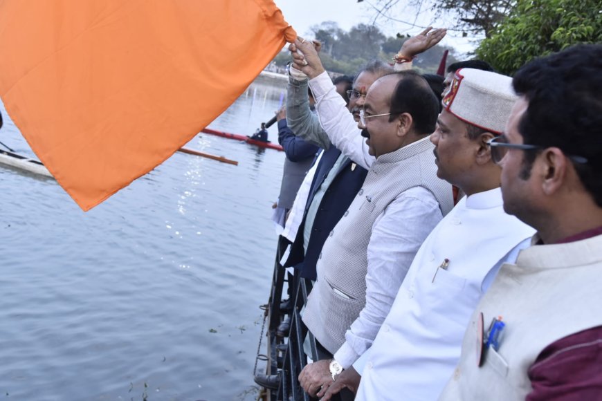 उप मुख्यमंत्री श्री अरुण साव ने दिखाई नौका दौड़ को हरी झंडी, प्रतिभागियों ने दिखाया दम