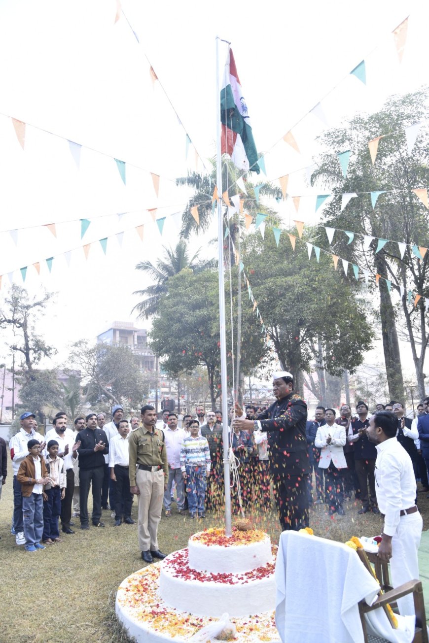 कमिश्नर श्री डोमन सिंह ने संभागायुक्त कार्यालय में किया ध्वजारोहण