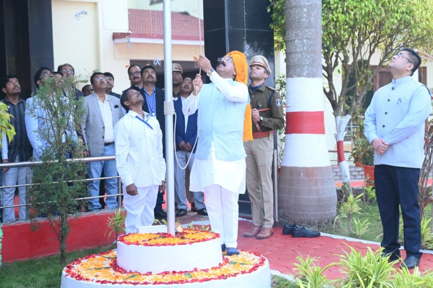 उप मुख्यमंत्री श्री अरुण साव ने स्थानीय विश्राम भवन में किया ध्वजारोहण