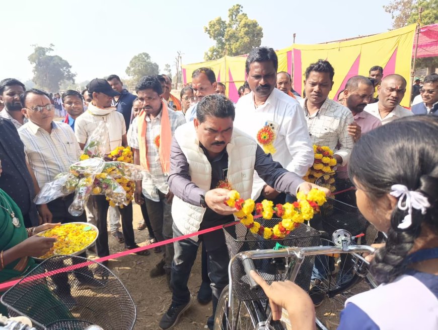 बास्तानार ब्लॉक में सरस्वती सायकल योजना के अंतर्गत 144 छात्राओं को सायकल वितरण