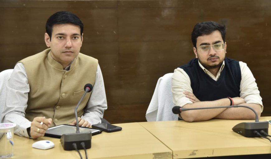 धान उठाव में तेजी और स्वास्थ्य योजनाओं के प्रभावी क्रियान्वयन पर कलेक्टर का जोर