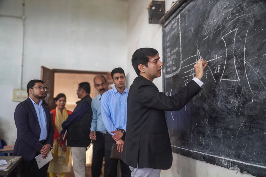 बस्तर कलेक्टर बने 'शिक्षक': घाटलोहंगा स्कूल के औचक निरीक्षण में बच्चों को समझाया उत्तल और अवतल लेंस का विज्ञान