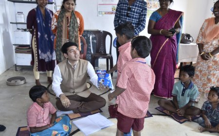बच्चों के बीच जमीन पर बैठे कलेक्टर , बंकेपारा आंगनवाड़ी केंद्र में श्री आकाश छिकारा ने लिया वजन त्यौहार के तहत पोषण स्तर का जायजा