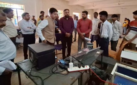 विद्यार्थी अधिक से अधिक समय पढ़ाई को दें- कलेक्टर श्री आकाश छिकारा , कलेक्टर श्री आकाश छिकारा ने प्री एवं पोस्ट मैट्रिक कन्या छात्रावास का किया निरीक्षण