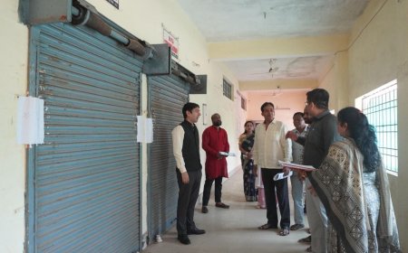 कलेक्टर व जिला निर्वाचन अधिकारी ने वेयर हाउस का किया निरीक्षण