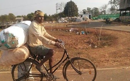 साइकिल से बदली जिंदगी: बाबू सेमरा के विभूति पटनायक बने स्वच्छता के साथी