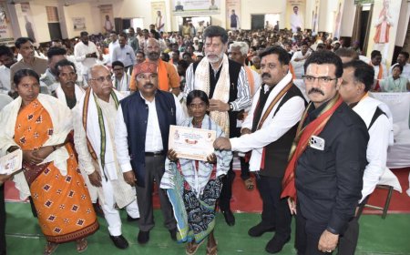 वीर सावरकर भवन में आयोजित कार्यक्रम में उप मुख्यमंत्री श्री विजय शर्मा और विधायक श्री किरण सिंह देव हुए शामिल