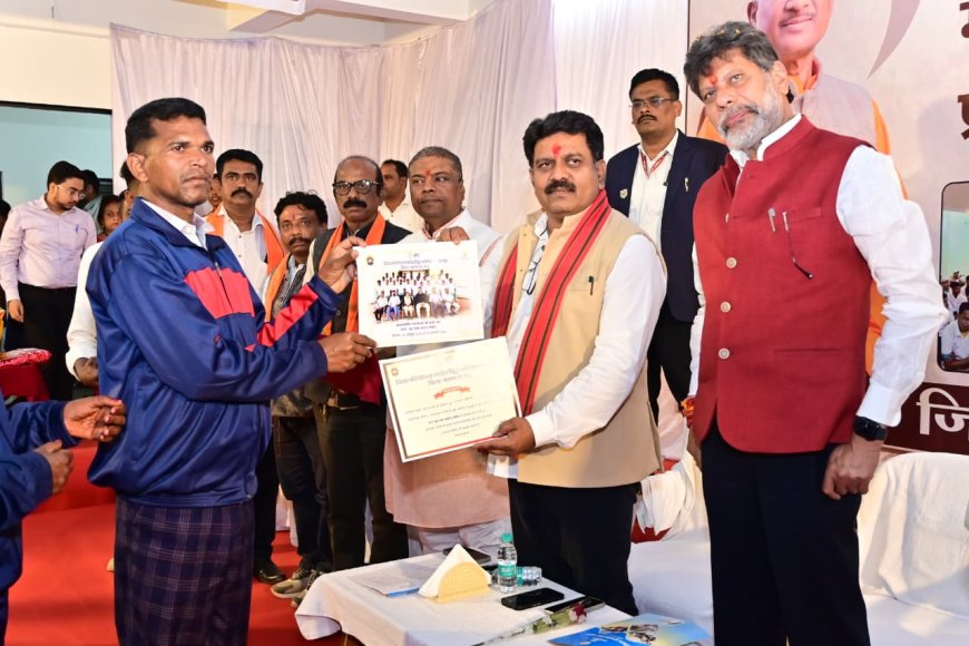 उप मुख्यमंत्री श्री शर्मा ने 30 पुनर्वासित युवाओं को बांटे टूलकिट और मोबाइल