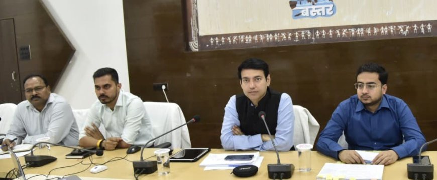 लोक सेवा गारंटी अधिनियम के तहत आवेदनों का समय सीमा में करें निराकरण - कलेक्टर श्री आकाश छिकारा