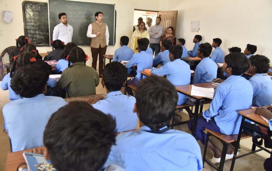 कलेक्टर और जिला पंचायत सीईओ ने खाई फाइलेरिया की दवाई