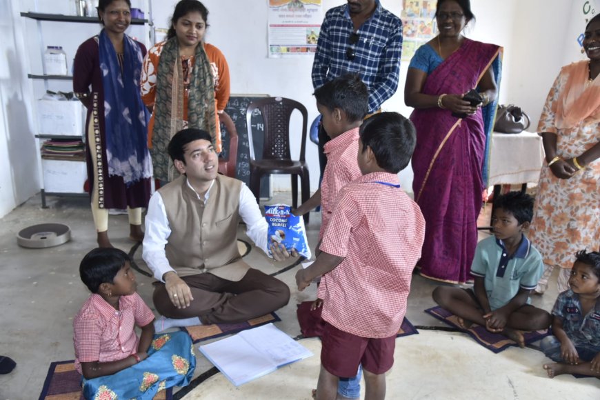 बच्चों के बीच जमीन पर बैठे कलेक्टर , बंकेपारा आंगनवाड़ी केंद्र में श्री आकाश छिकारा ने लिया वजन त्यौहार के तहत पोषण स्तर का जायजा