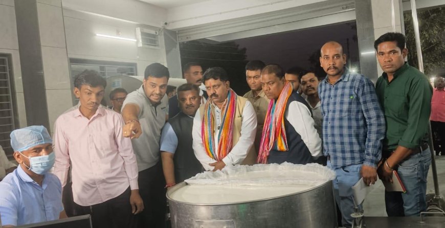 श्वेत क्रांति की राह पर बस्तर , बनासकांठा की बनास डेयरी और आनंद के अमूल में आधुनिक प्रबंधन के गुर सीख रहे छत्तीसगढ़ के ग्रामीण,