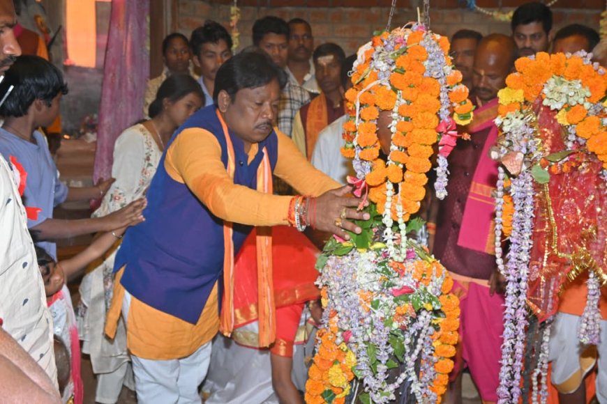 अगाध श्रद्धा के साथ बस्तर सांसद महेश कश्यप ने सपरिवार टेका मत्था; रामपाल के लिंगेश्वर महादेव से मांगी बस्तर की खुशहाली