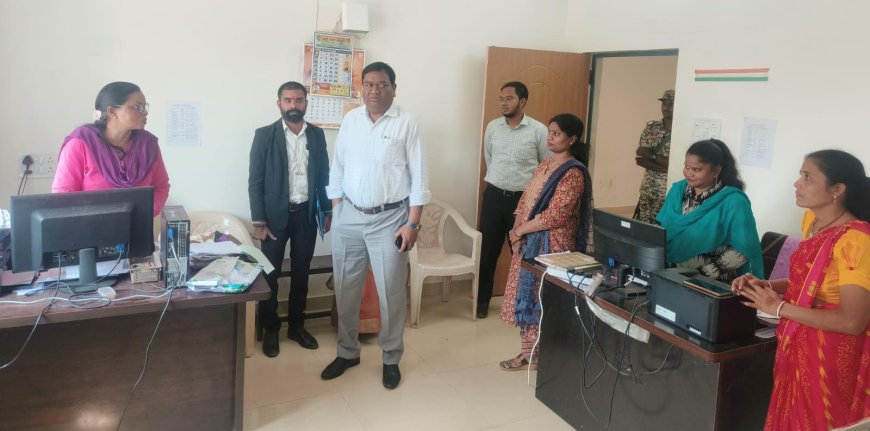 कमिश्नर बस्तर श्री डोमन सिंह ने नानगुर में तहसील कार्यालय सहित सीएचसी एवं सेजेस का किया औचक निरीक्षण