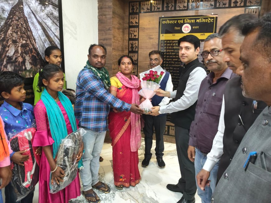 कलेक्टर श्री आकाश छिकारा ने 5 बच्चों को सुरक्षित भविष्य के लिए फोस्टर परिवारों को सौंपा